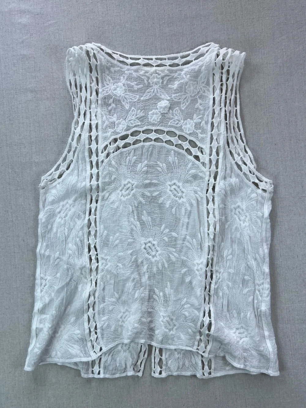 Women’s White Lace Delicate Feminine Whimsical Crochet Vest - M